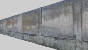 长条肮脏钢筋混凝土围栏 Long dirty reinforced concrete fence