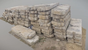 钢筋混凝土块堆1 Pile of reinforced concrete blocks 1