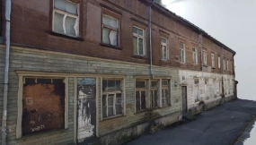 旧两层木制建筑 Old 2-story Wooden Building