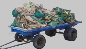 木制货车上的一堆渔网 Pile of fishing nets on wooden wagon